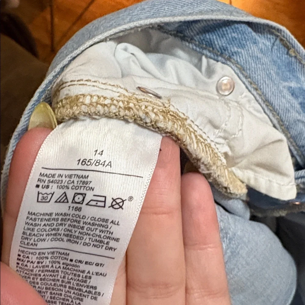 Old Navy Mid-Rise Baggy Cut-Off Jean Bermuda Shorts - Picture 8 of 9